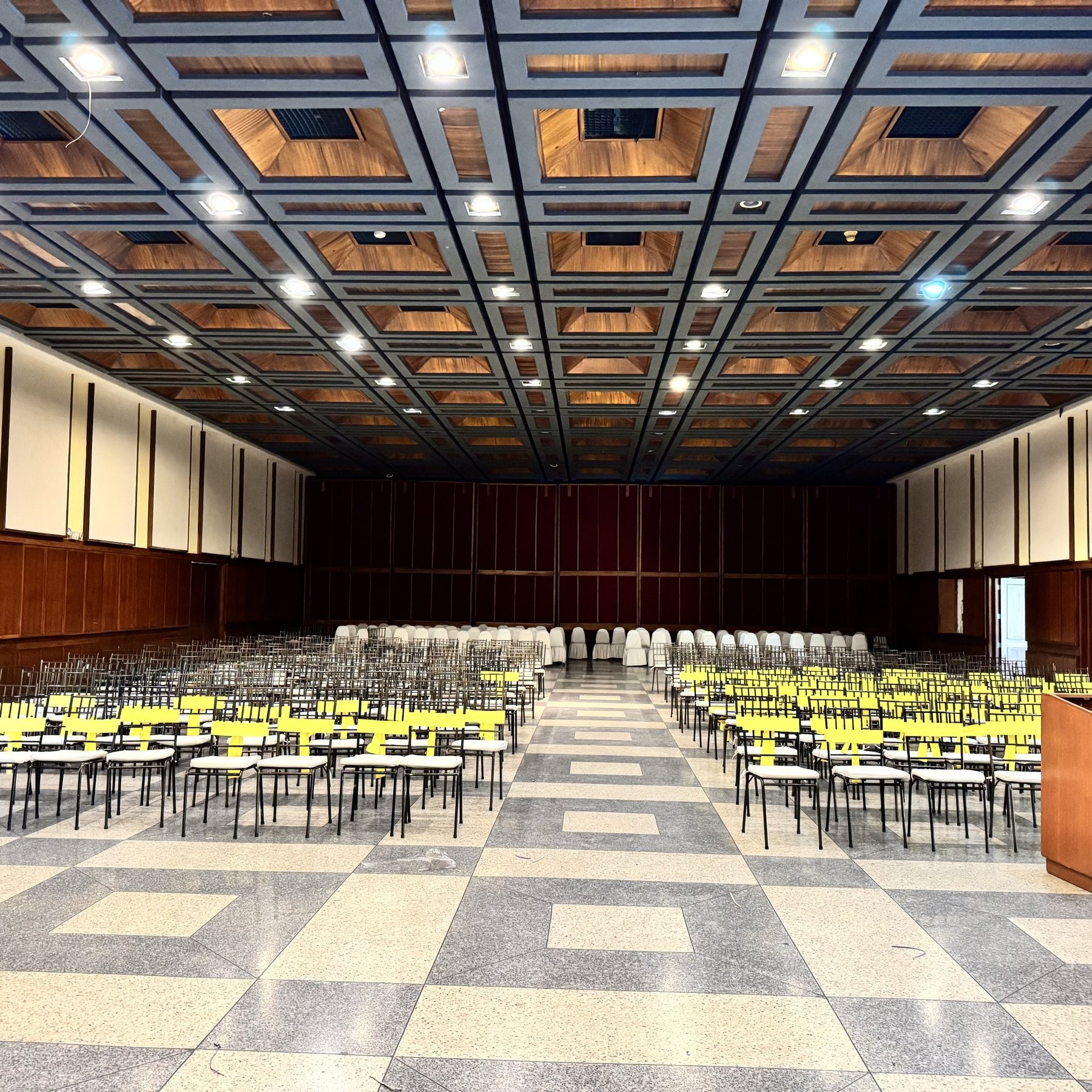 Gran salón de eventos del Hotel Príncipe con techo artesonado de madera