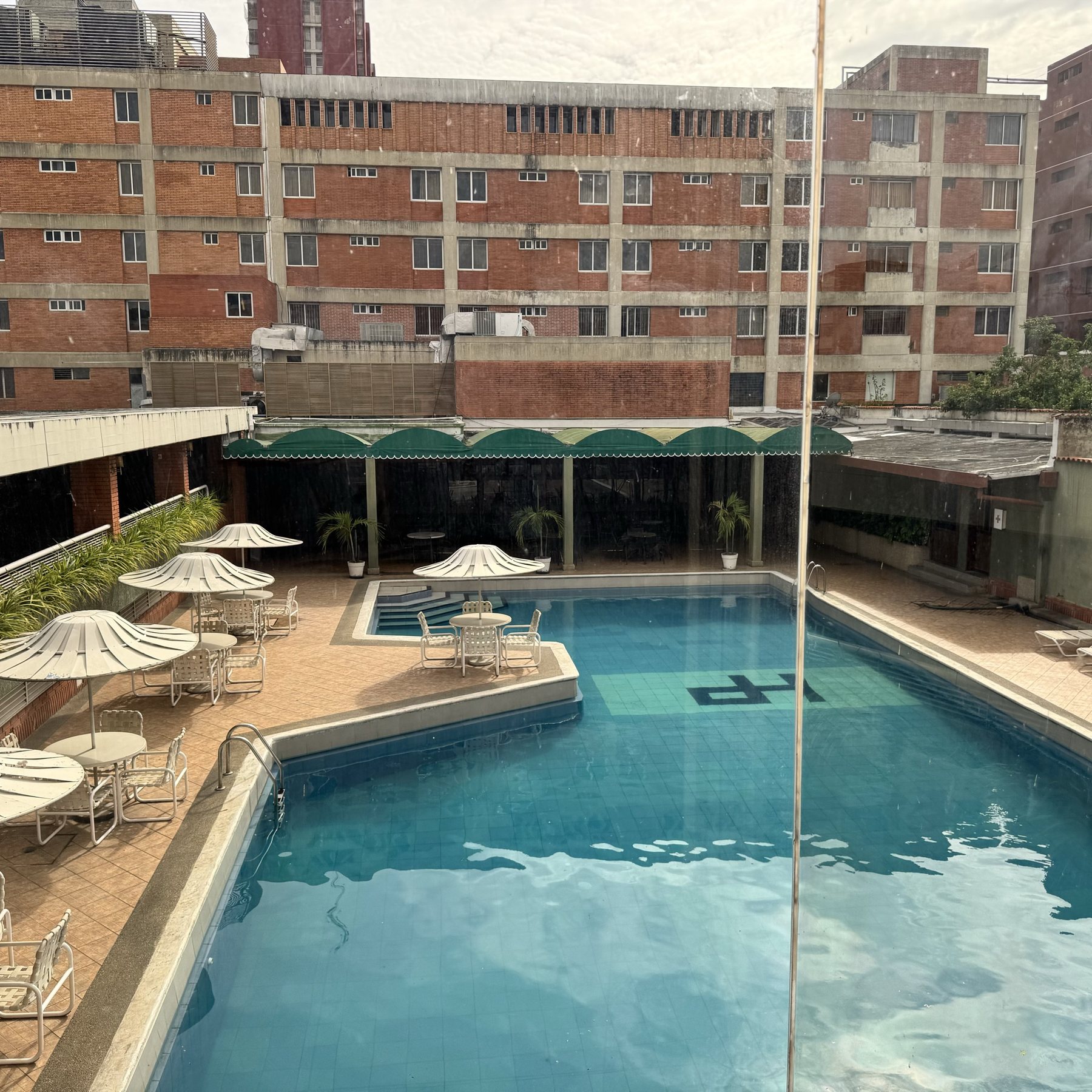 Piscina exterior del Hotel Príncipe en el centro de Barquisimeto