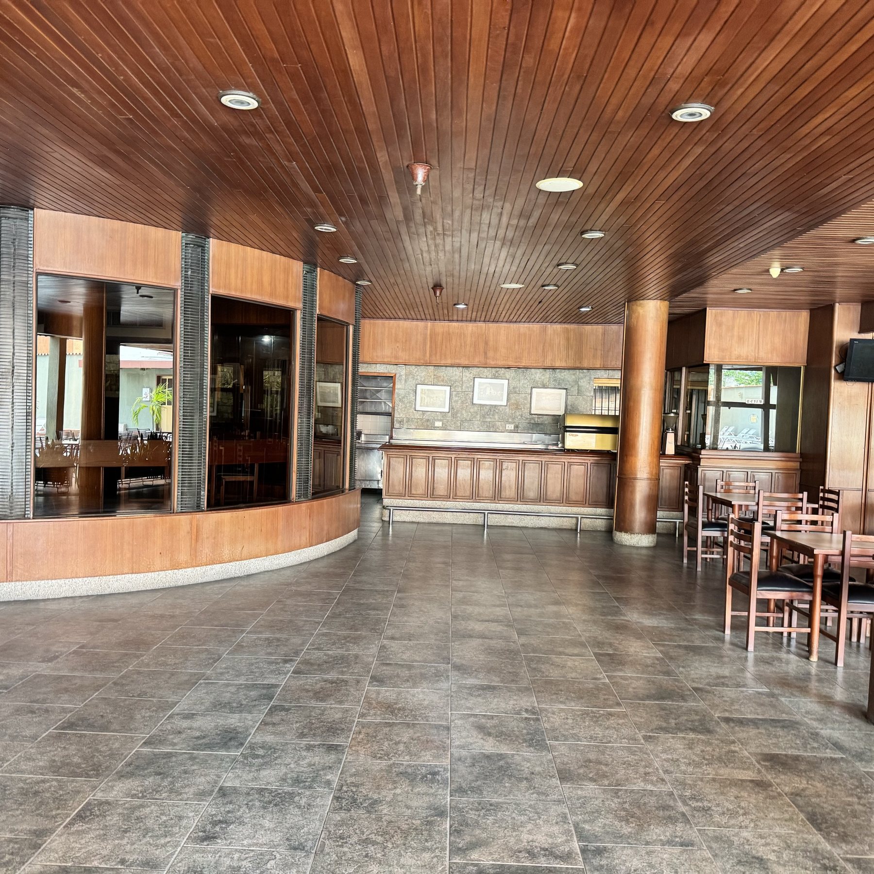 Salón comedor del Hotel Príncipe con techo de madera